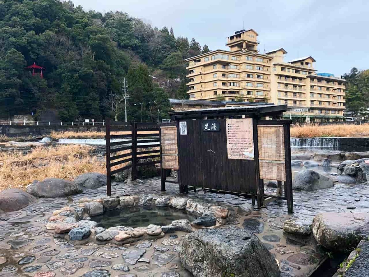 鳥取県三朝町にある足湯「河原の湯」