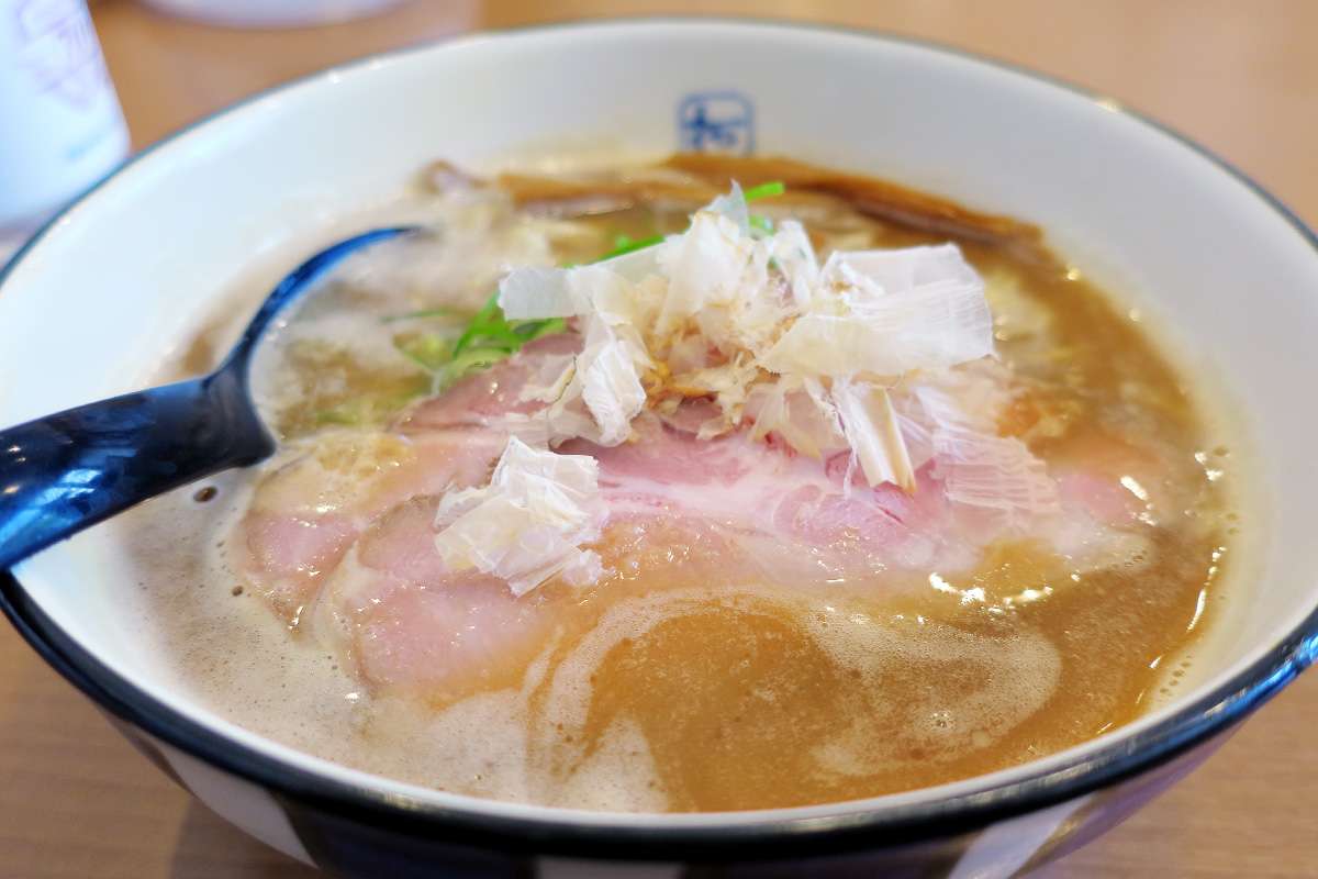 麺や拓 松江店 不動の看板ラーメンが豚 魚に完全リニューアル 早速実食 食べなきゃソンソン Vol 52 日刊lazuda ラズダ 島根 鳥取を知る 見る 食べる 遊ぶ 暮らすwebマガジン