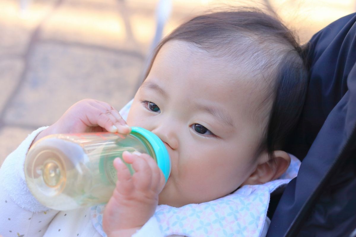 ミルクを飲む赤ちゃんのイメージ