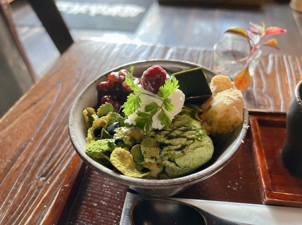 人気記事_鳥取・島根のご当地カフェ『服部珈琲』の「抹茶パフェ」。甘さ控えめの濃厚な味わいが魅力