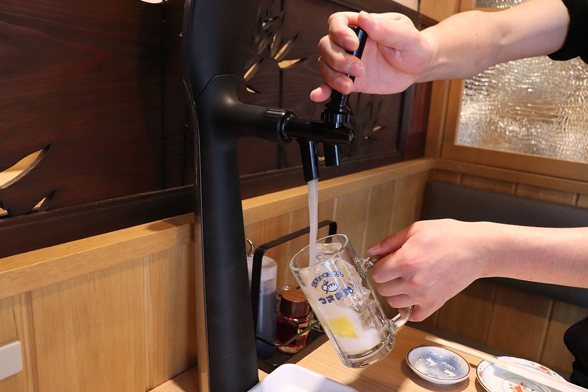 松江の居酒屋『餃子とレモンサワーうさぎや』のレモンサワーの専用サーバー
