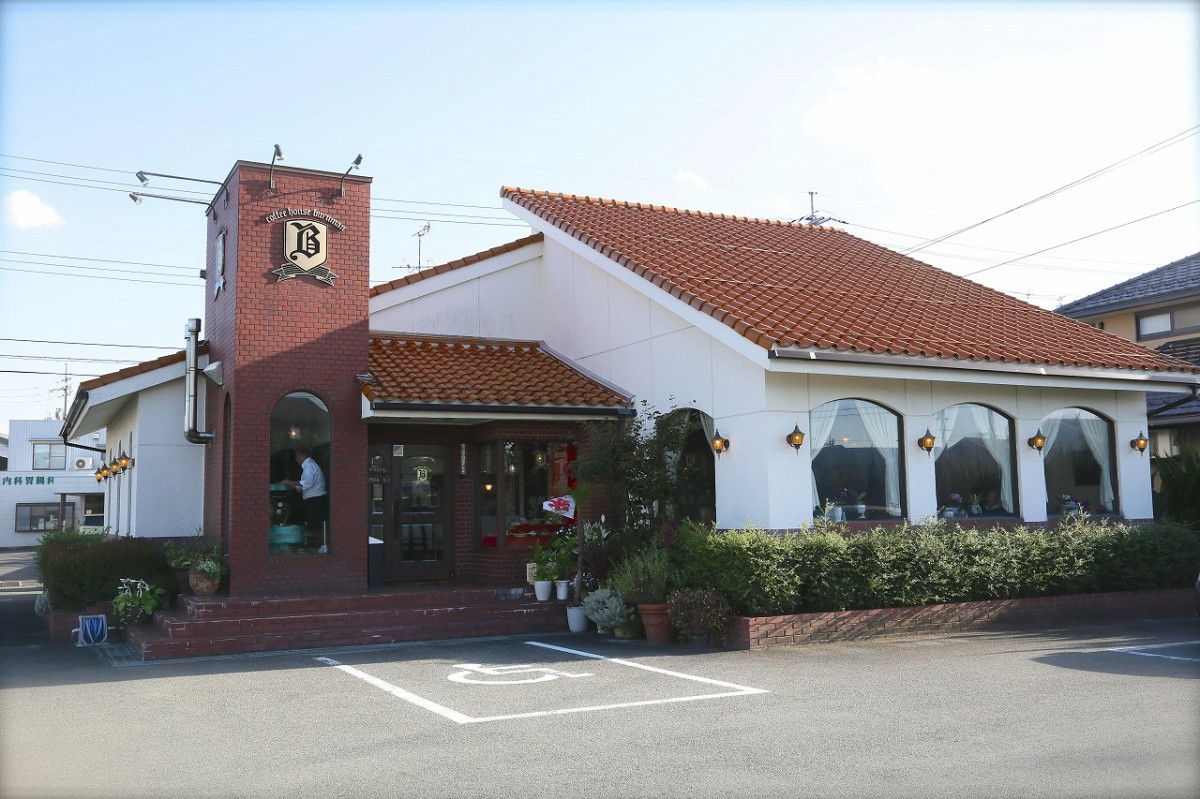 鳥取県湯梨浜町の人気喫茶店『コーヒーハウス葡瑠満（ブルマン）』のレトロな外観