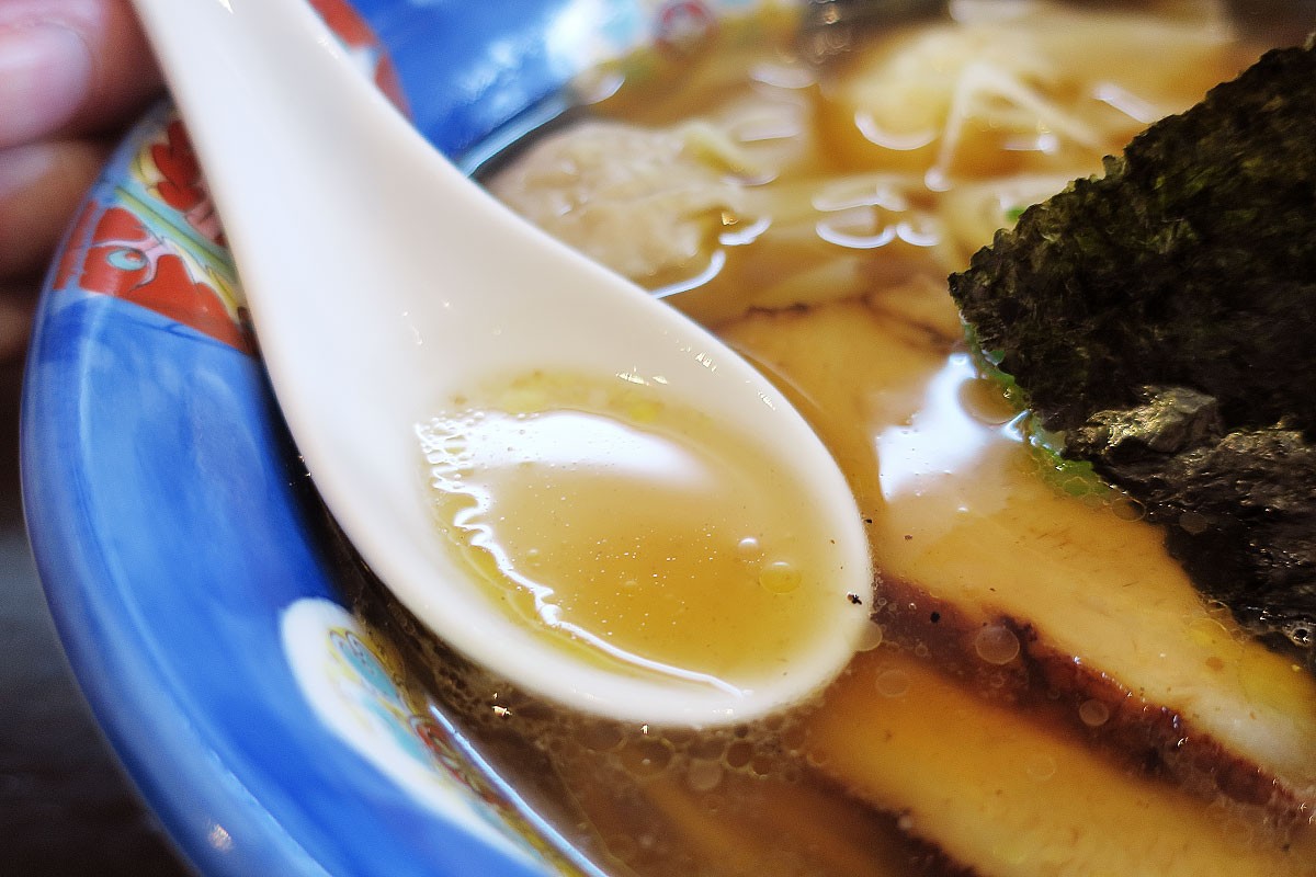 島根県松江市の人気ラーメン店『支那そば かつみ』の名物メニュー「特製ワンタン麺」のスープ