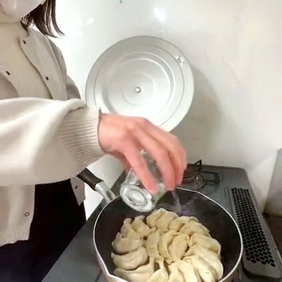 島根県出雲市の『生餃子専門店 菜月』でテイクアウトできる餃子を調理している様子