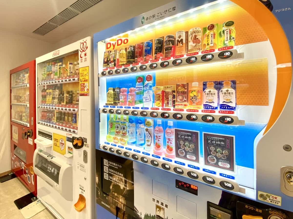 島根県大田市にオープンした『道の駅ごいせ仁摩』の石見神楽の缶マグネット自販機