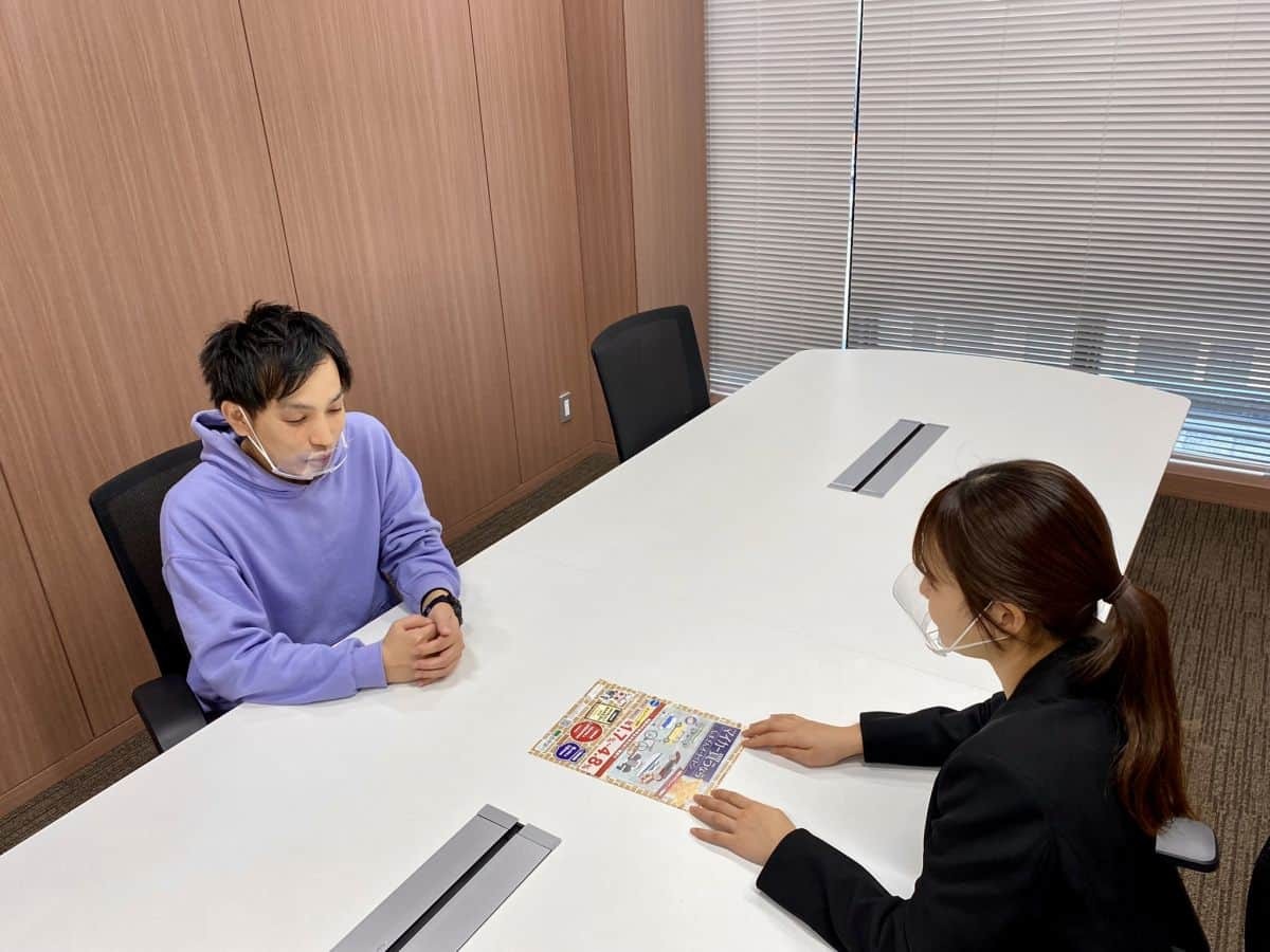 島根銀行の行員さんから自動車ローンについて説明を受ける編集部スタッフ