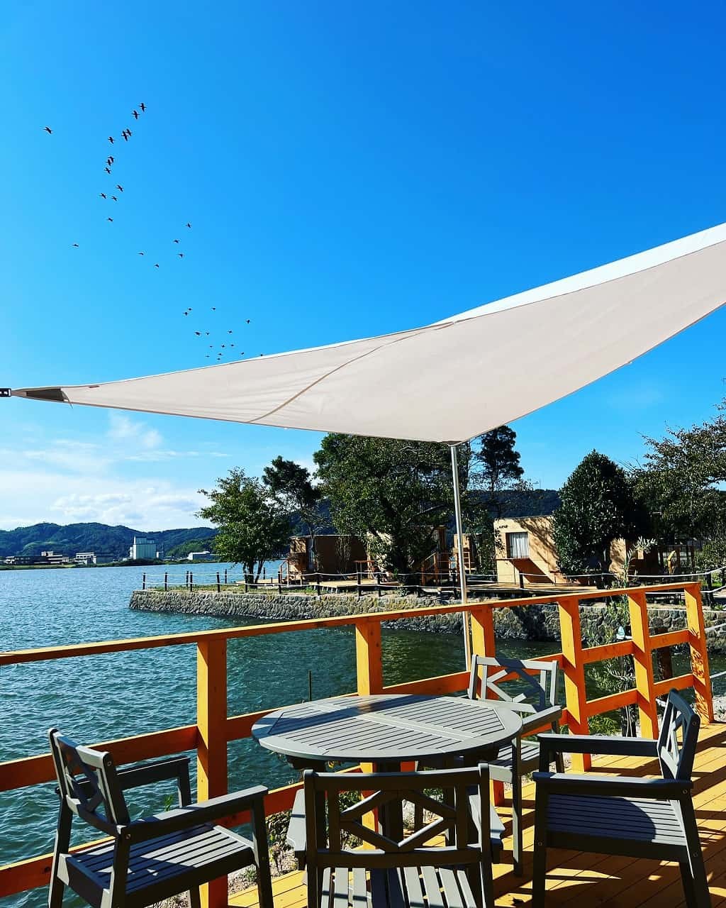 鳥取県湯梨浜町の東郷湖沿いにあるカフェ『湖屋（こや）』のテラス席