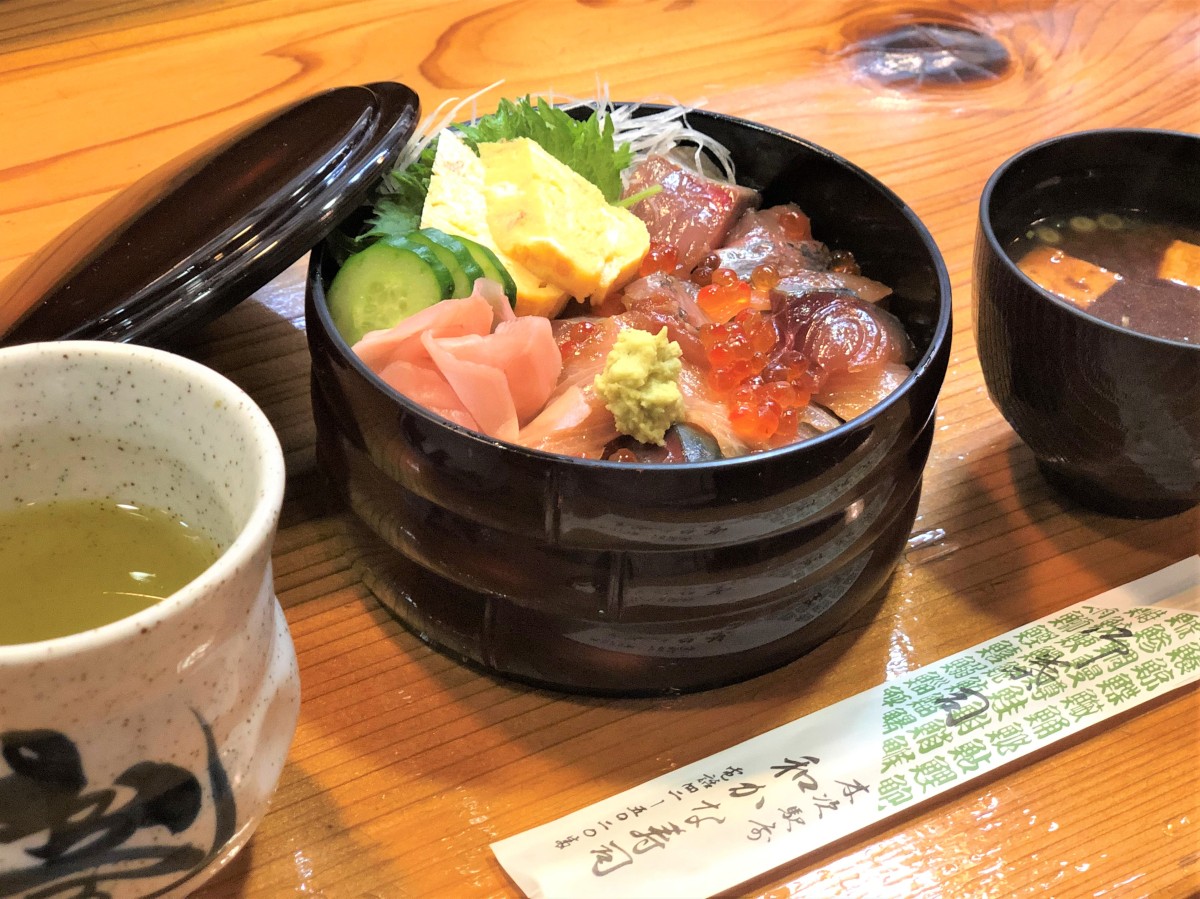 島根県雲南市の人気ランチスポット『和かな寿司』の「おまかせ漬け丼」