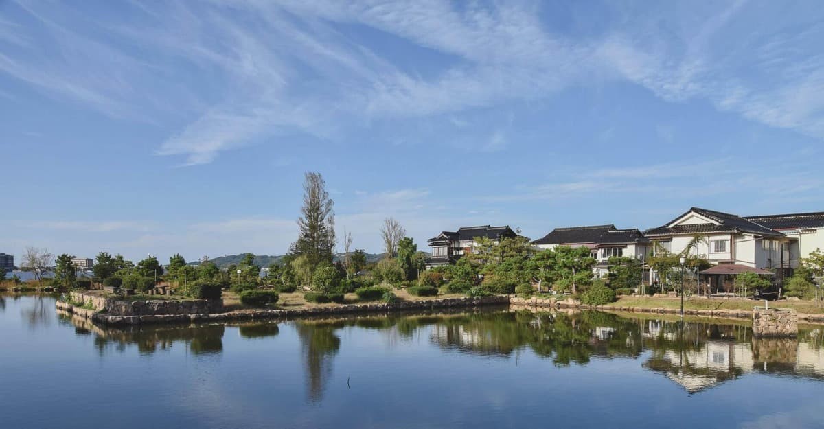 鳥取県湯梨浜町の東郷湖沿いにある温泉宿『湖泉閣養生館』の外観