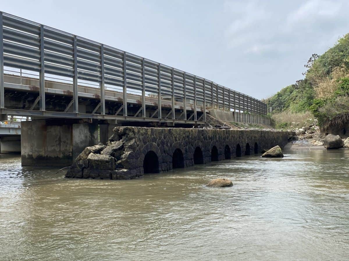 島根県大田市にあるインフラツーリズム・産業遺産『掛戸（かけと）の潮止め水門』の様子