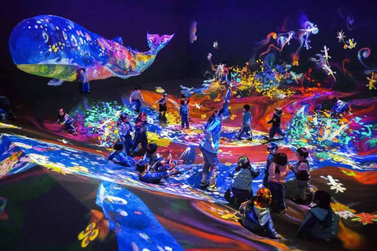 島根県立美術館で開催される「チームラボ 学ぶ！未来の遊園地と花と共に生きる動物たち」の《世界とつながったお絵かき水族館》