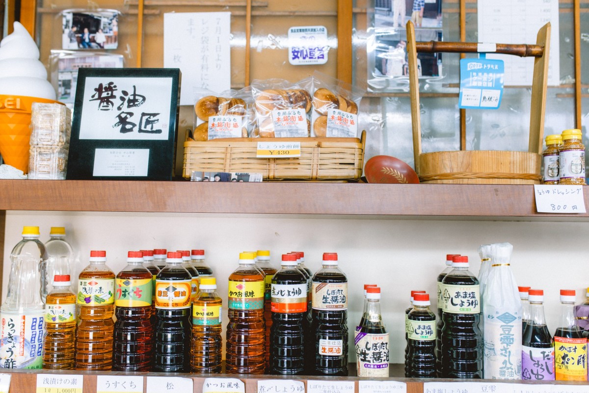 島根県出雲市の観光地・木綿街道にある『持田醤油店』の店内