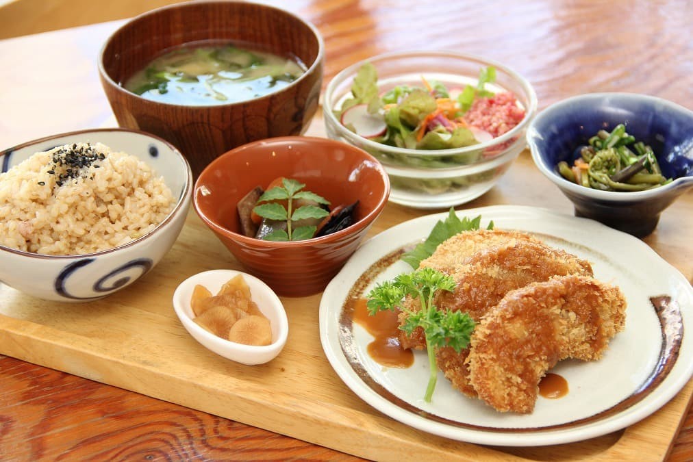 鳥取県米子市にある人気食堂『日々の糧』の「おすすめ玄米定食」