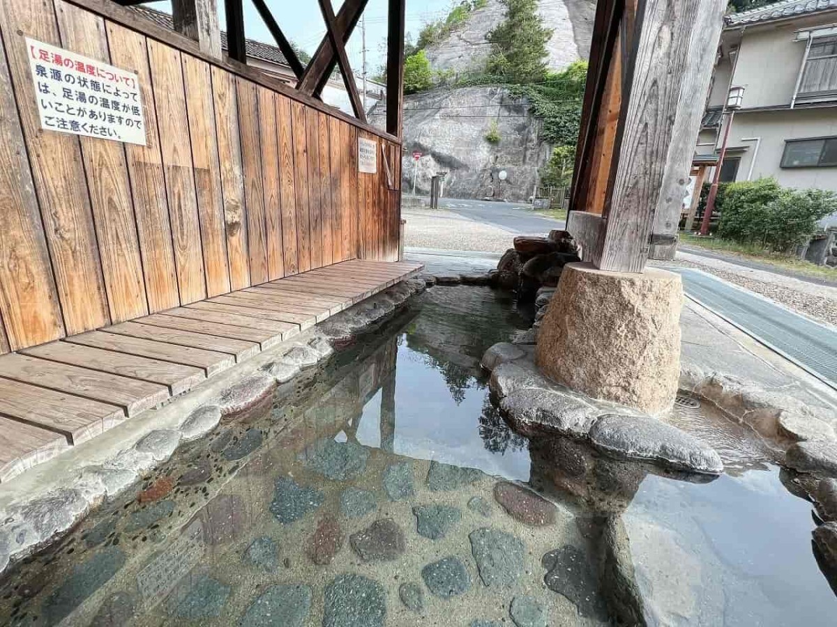 鳥取県倉吉市の関金温泉の足湯周辺の様子