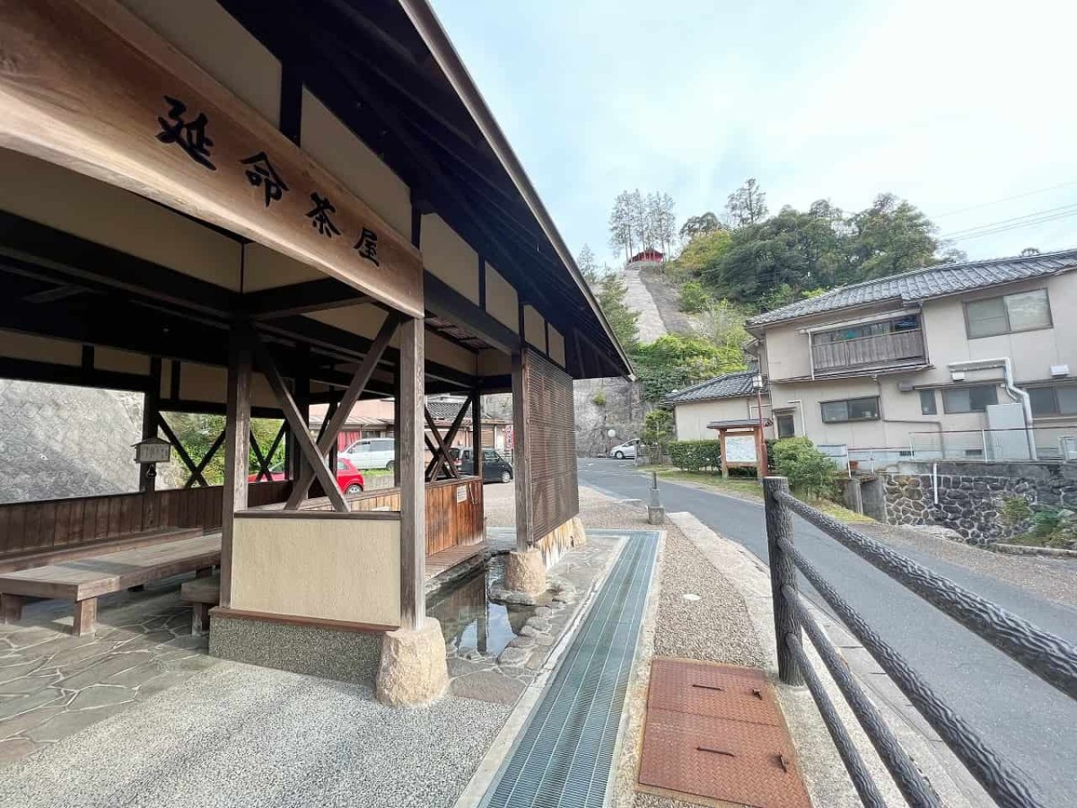 鳥取県倉吉市の関金温泉の足湯周辺の様子