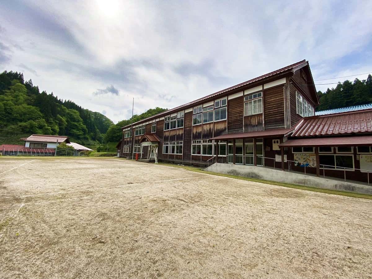 島根県飯南町にある「谷笑楽校」の外観