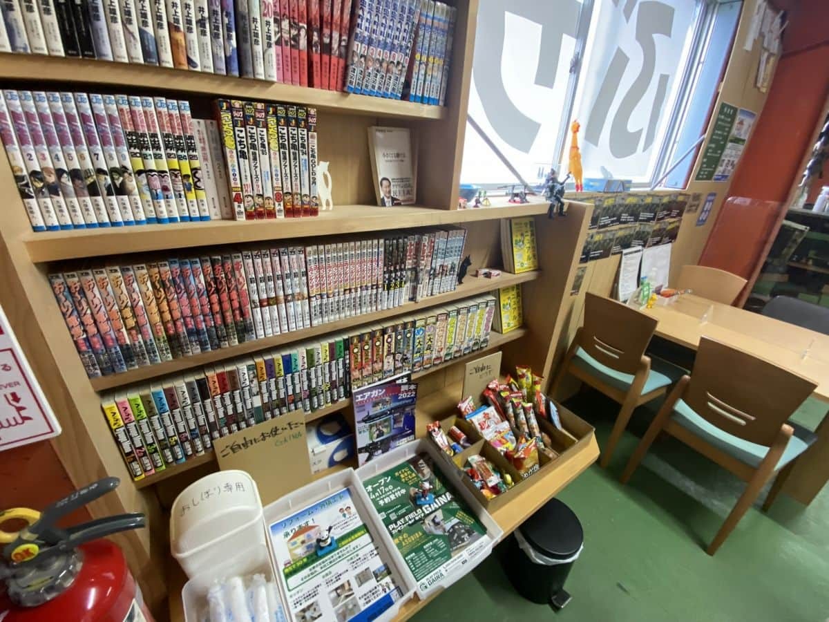 鳥取県米子市の屋内サバイバルゲームフィールド「プレイフィールドがいな」の休憩コーナー