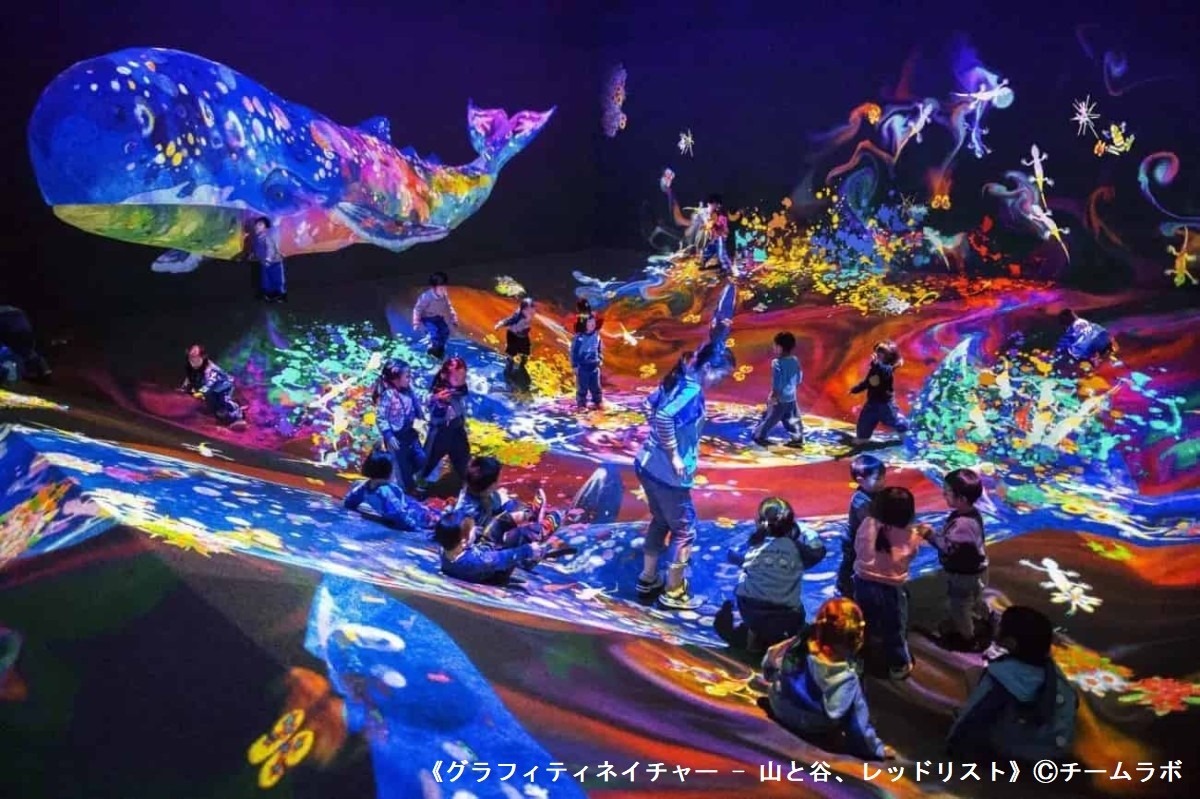 島根県立美術館で開催中のイベント「チームラボ 学ぶ！未来の遊園地と、花と共に生きる動物たち」の様子