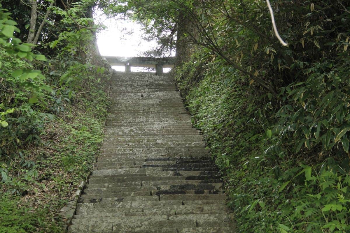 島根県飯南町にある穴場観光スポット『赤穴八幡宮』の階段