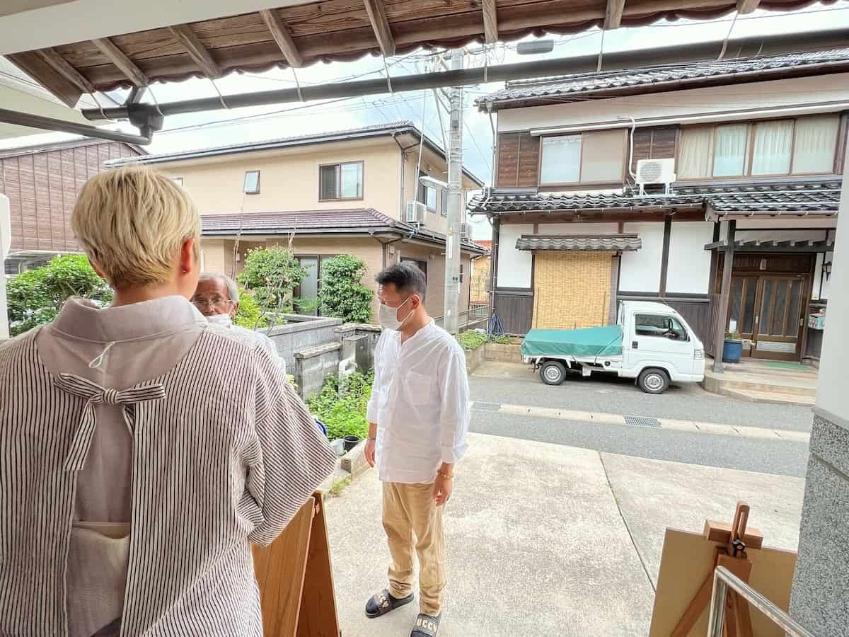 鳥取県東伯郡湯梨浜町にある古民家カフェ『月よう日』の店主さんの様子 
