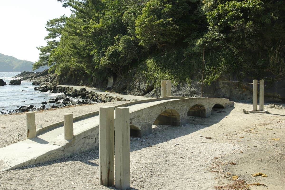島根県松江市美保関町の穴場スポット『明島神社』へ続く砂浜と橋