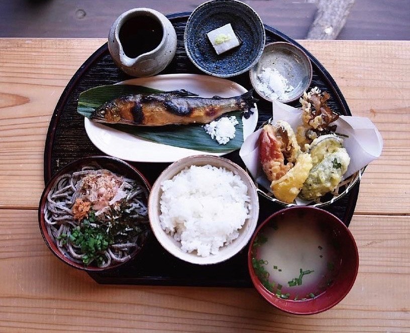島根県松江市にある「たたらのいえ」の定食の様子