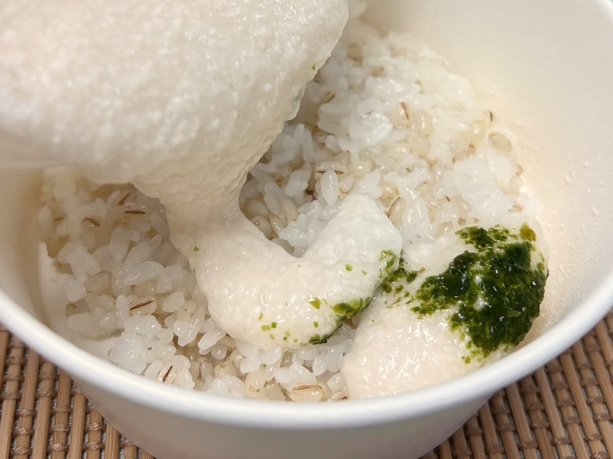 鳥取県産ねばりっことセブンイレブンのコラボ商品「麦とろ丼」の写真