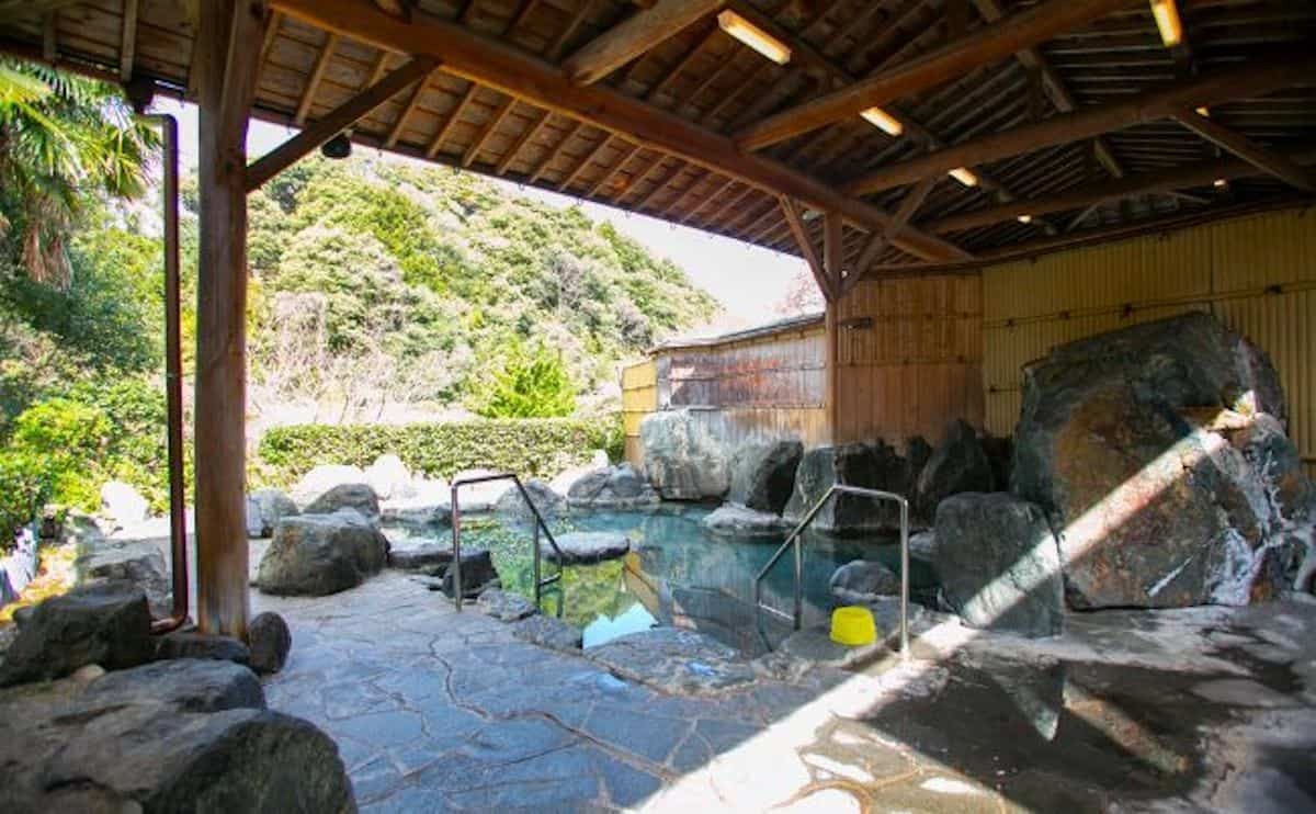 島根県出雲市にある『天然温泉旅館四季荘』の露天風呂