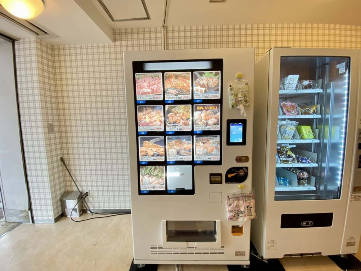 鳥取市の駅前商店街で見つけた自販機コーナー「だでpon商店」に設置された肉の自販機