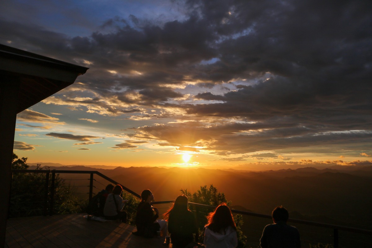 島根県大田市の三瓶山で開催されるイベント「天空の朝カレー」で見られる朝日