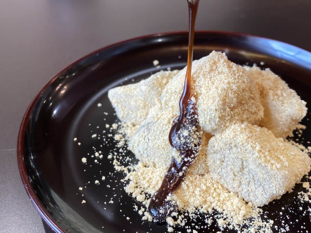 鳥取県境港市の『シニアステージ中野町別館』内のラウンジで食べられるわらび餅