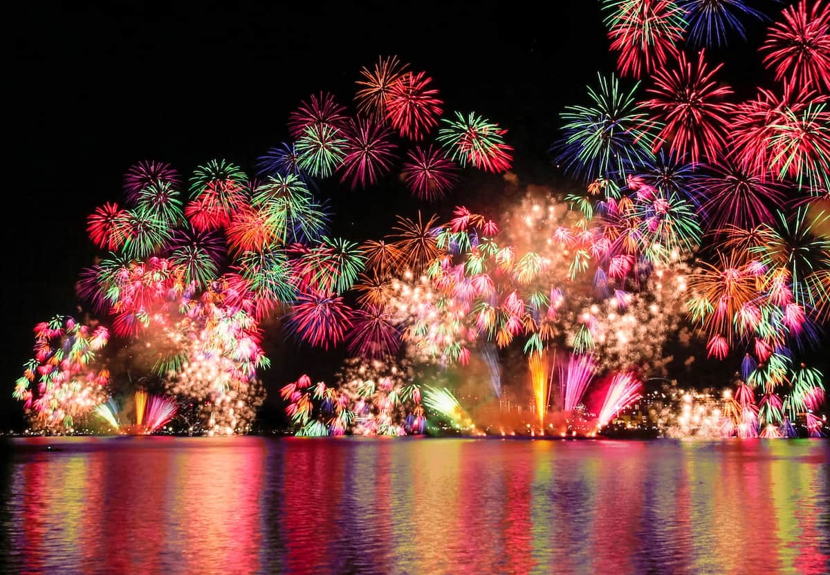 松江市の宍道湖周辺で開催される名物花火大会「2022松江水郷祭 湖上花火大会」の様子