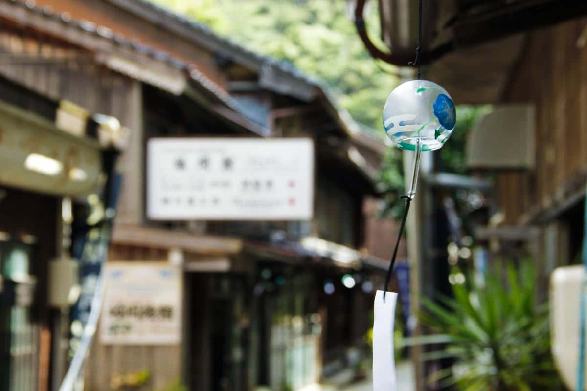 島根県松江市美保関町の観光スポット『青石畳通り』に吊るされた風鈴