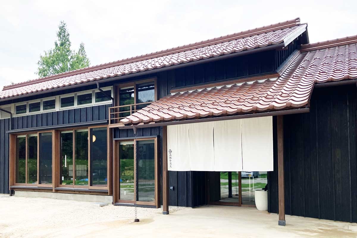 鳥取県南部町の新拠点施設・法勝寺温泉の外観