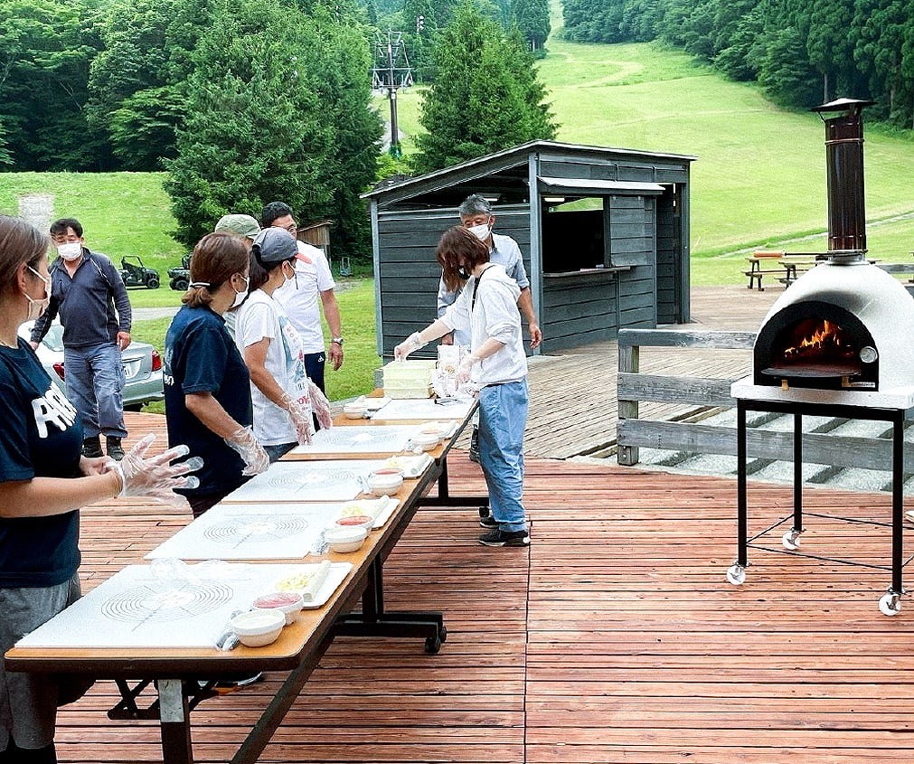 島根県邑南町のスキー場『瑞穂ハイランド』のピザ作り体験の様子