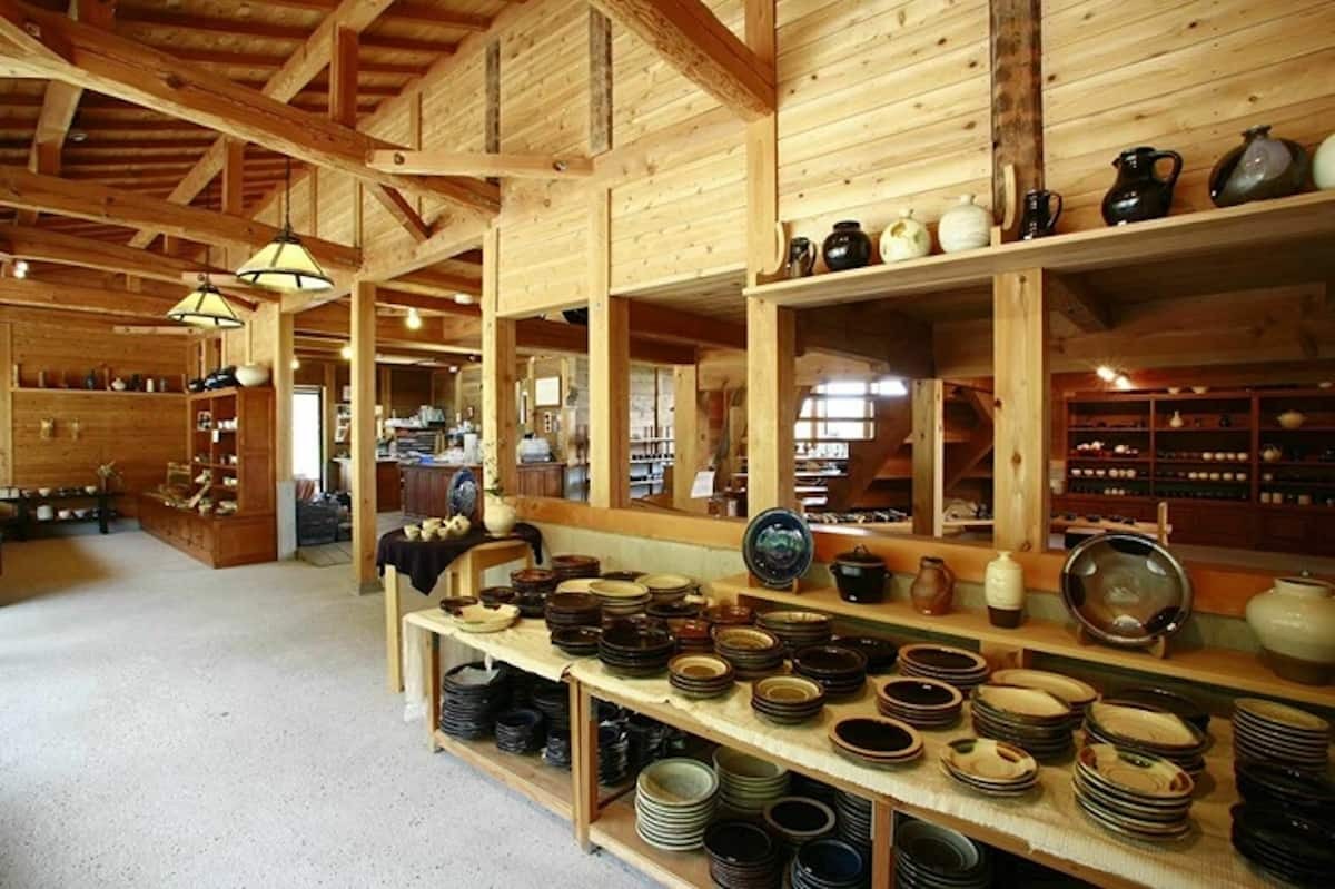 島根県出雲市にある「出西窯」の陶器