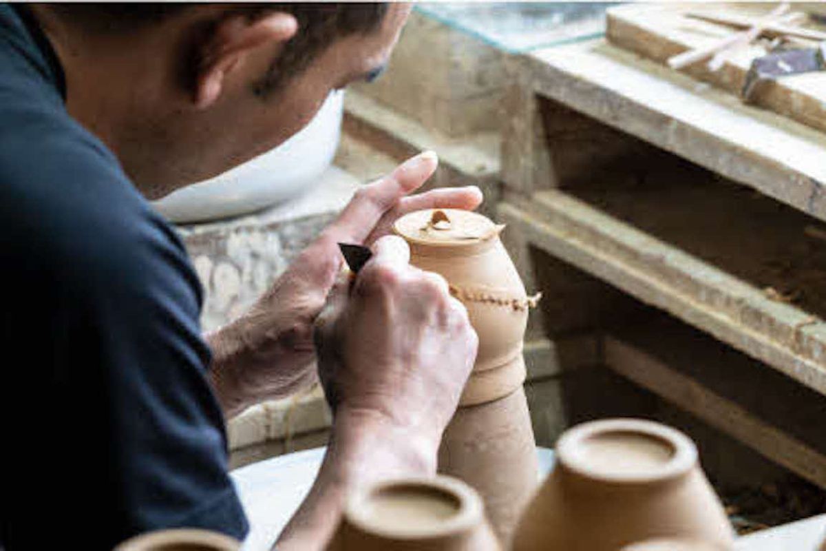島根県出雲市にある「出西窯」の陶器作りの様子