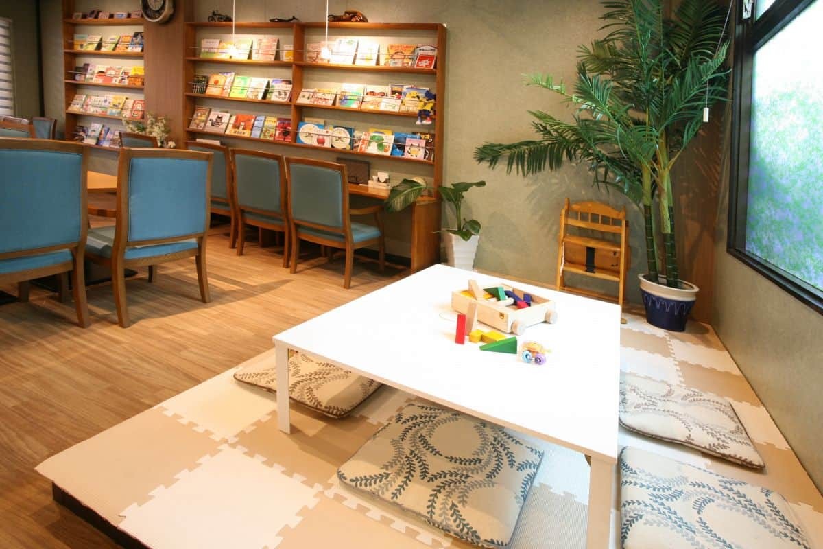 鳥取県米子市の子ども連れオススメのカフェ『絵本カフェロワール』の店内