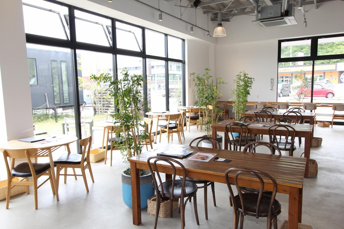 島根県松江市にあるカフェ『TABLE HAUS』の内観