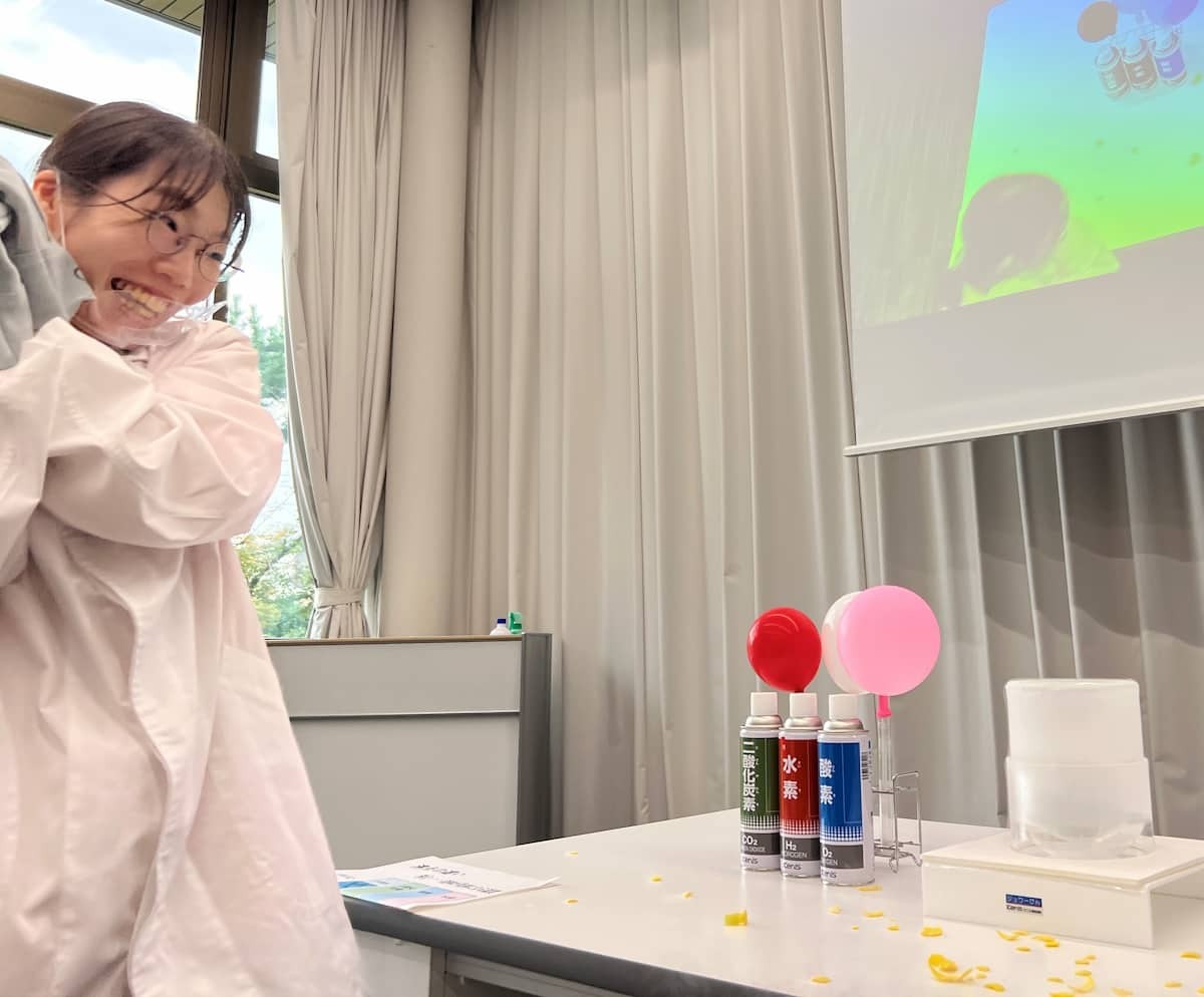 島根県安来市にある『さんそ学習館ケイオス』で科学実験をしている様子