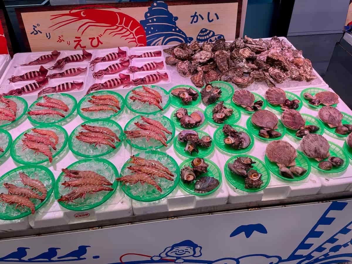 鳥取県境港市にオープンした複合施設『HATONOVA 三光丸 境港』の『直売街 三光水産』で売られている魚介類