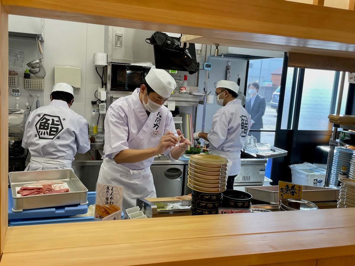 鳥取県境港市にオープンした複合施設『HATONOVA 三光丸 境港』の『漁港回転寿司 鮨かば』の職人さん