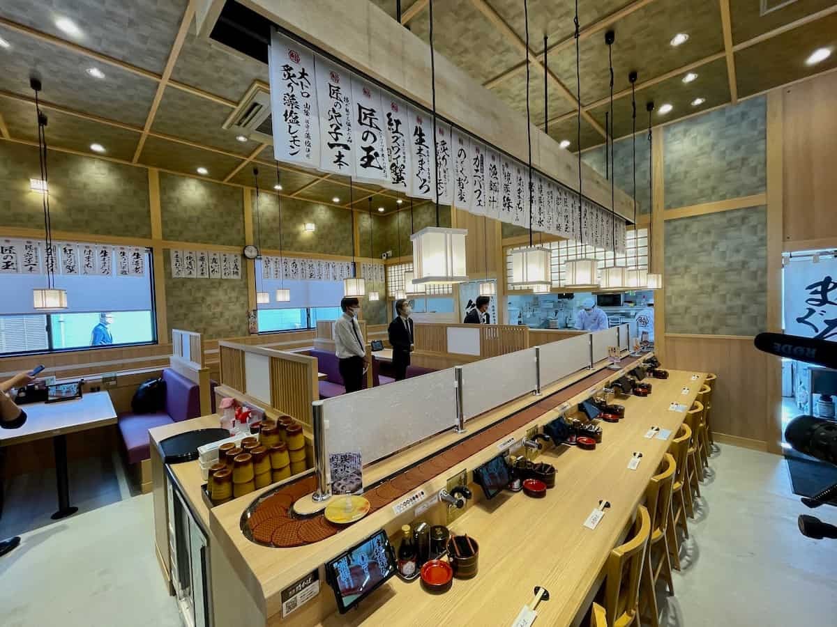 鳥取県境港市にオープンした複合施設『HATONOVA 三光丸 境港』の『漁港回転寿司 鮨かば』の店内
