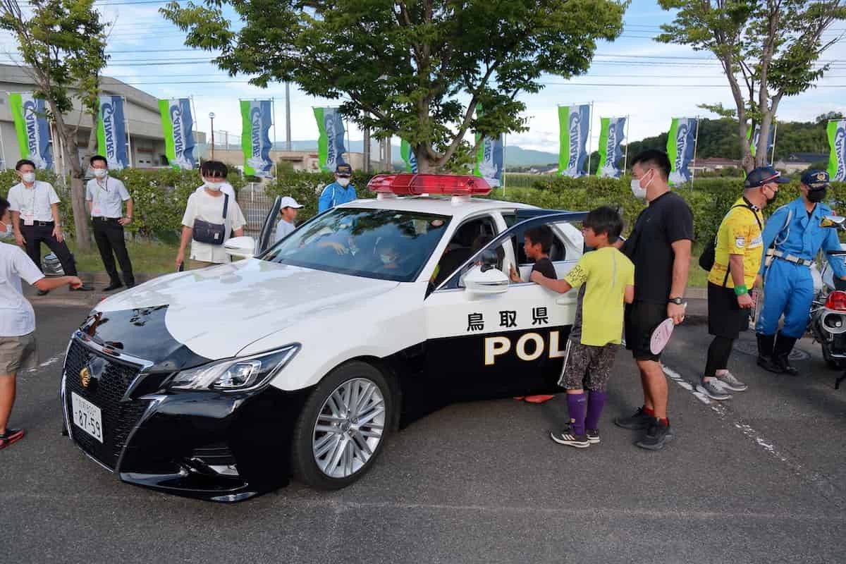 鳥取県警察のパトカーに乗車体験をしている様子