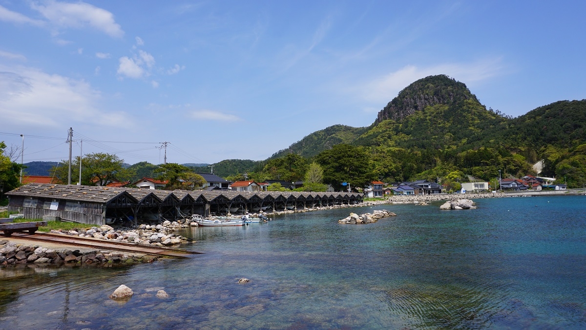 島根県隠岐の島町にある絶景スポット『屋那の松原・舟小屋群』