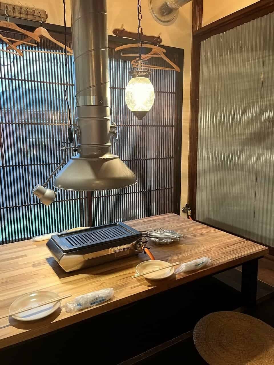 島根県出雲市にある焼肉店『８（HACHI）』の内観の様子