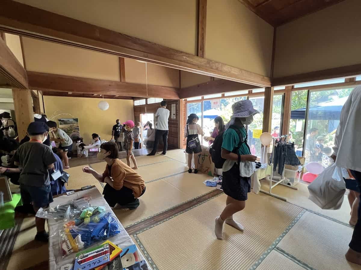 島根県出雲市の伊野地区で開催されたイベント「第1回こどもマーケット」の様子