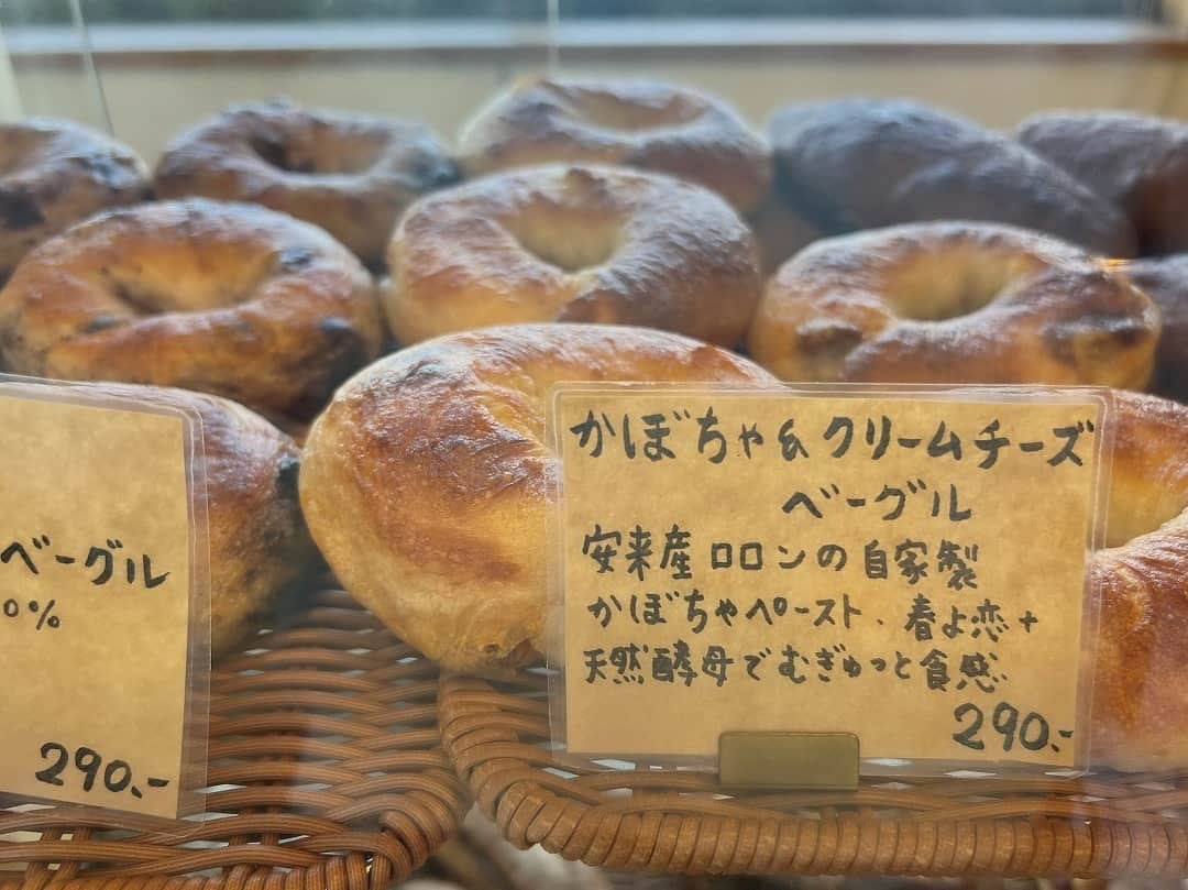 島根県安来市にあるベーカリー『パンの家』に並ぶパンの様子