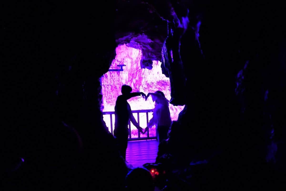 岡山県新見市の名物観光スポット『満奇洞』の「恋人の泉」