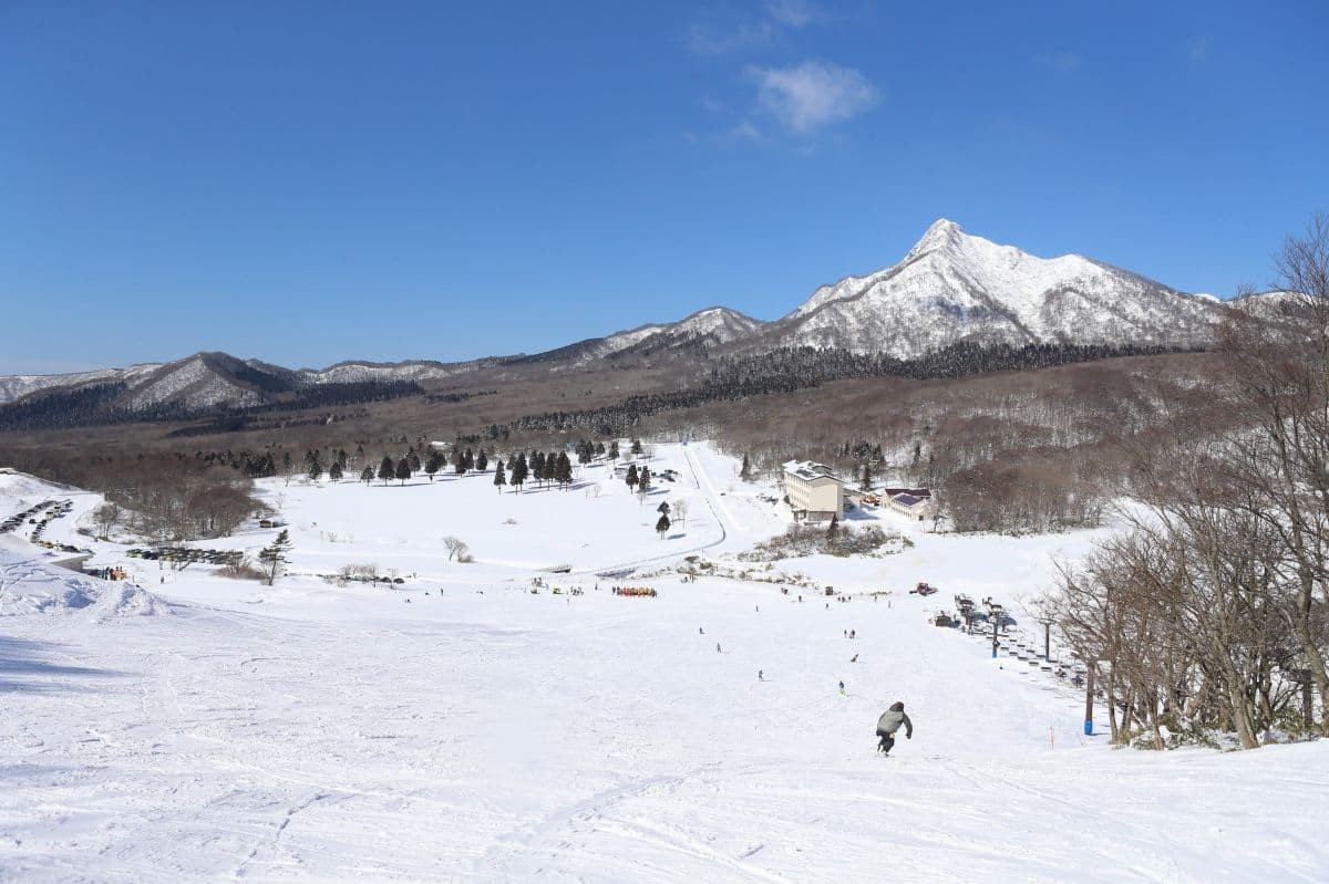 鳥取県江府町のリゾートホテル『休暇村奥大山』内にある『鏡ヶ成スキー場』のゲレンデ